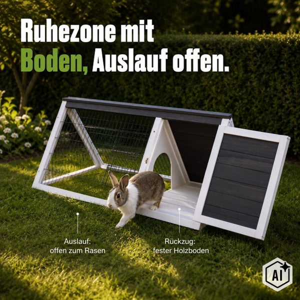 Kleintiergehege aus Holz mit geschlossenem Ruhebereich inklusive Boden und offenem Auslauf auf einer Rasenfläche mit einem Kaninchen.