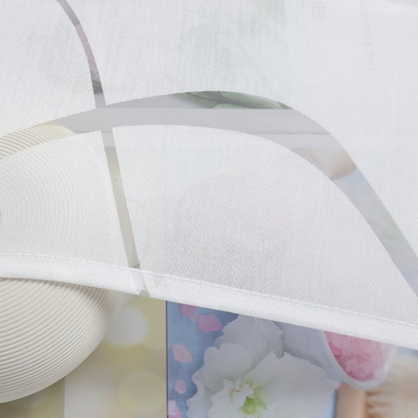 Nahaufnahme eines Dekostoffs mit Blumenmuster