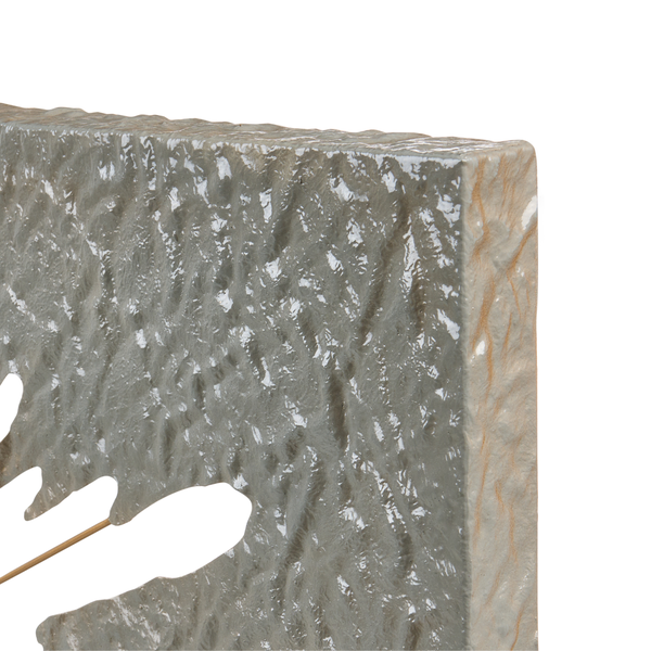 Nahaufnahme eines Dekobrunnens aus Kunststein