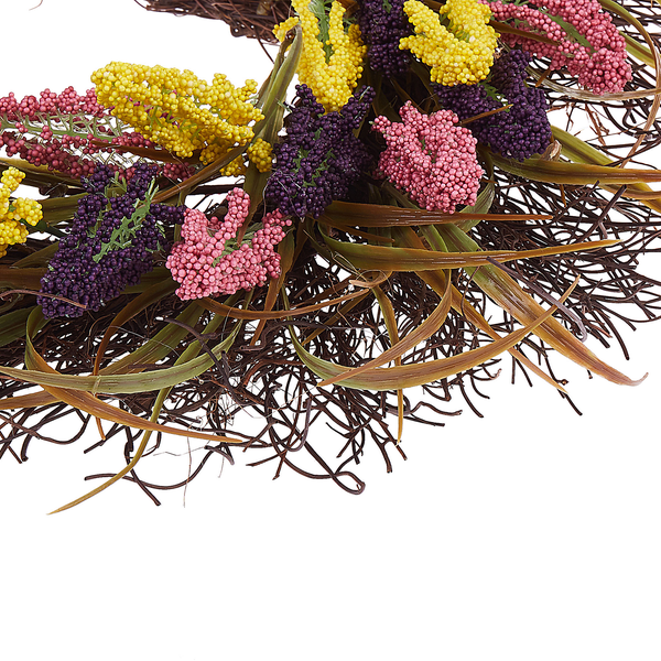 Dekorativer Kranz mit künstlichen Beeren und Zweigen