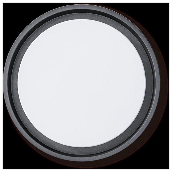 Helles Badezimmer mit Badewanne, Regal und gefliester Wand