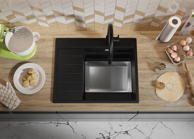 Küchenszene mit Spüle, Teig, Ausstechformen und weiteren Küchenutensilien