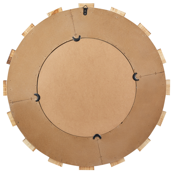 Dekorative Vase mit geometrischem Muster in Händen