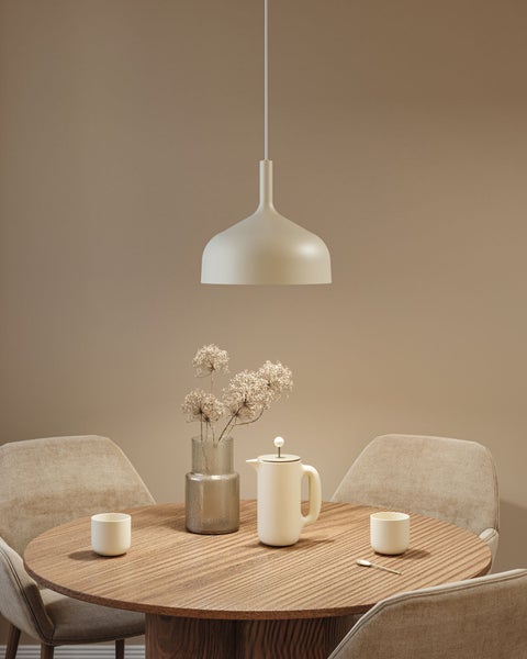 Esstisch-Szene mit Pendelleuchte, Vase, Kaffeekanne, Tassen und Stühlen