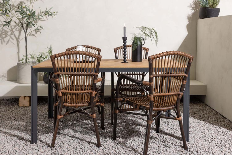 Gartentisch mit vier Rattan Stühlen und Dekoration im Außenbereich.