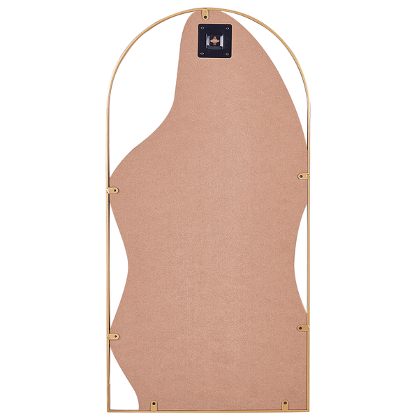 Wohnzimmer mit Sessel, Fußhocker, Spiegel und Beistelltisch