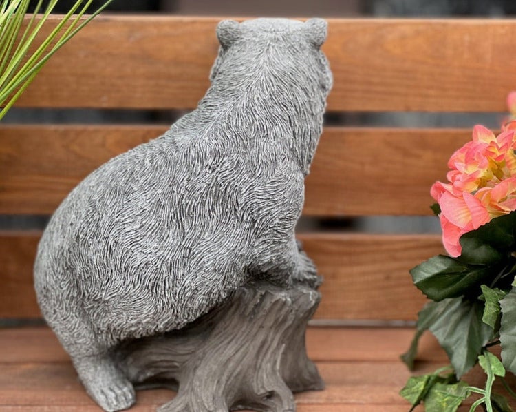 Steinfigur Bär auf Baumstumpf als dekorative Gartenfigur aus wetterfestem Material
