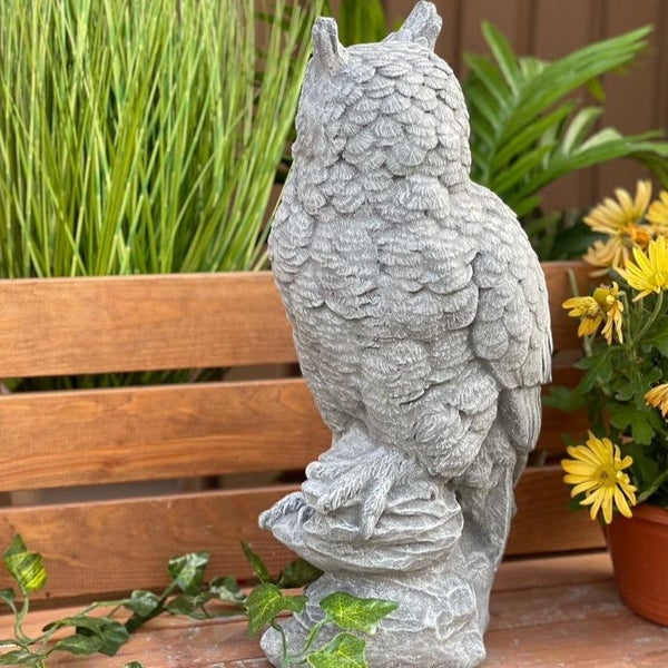 Dekorative Gartenfigur in Form einer Eule aus witterungsbeständigem Material für die Außendekoration.