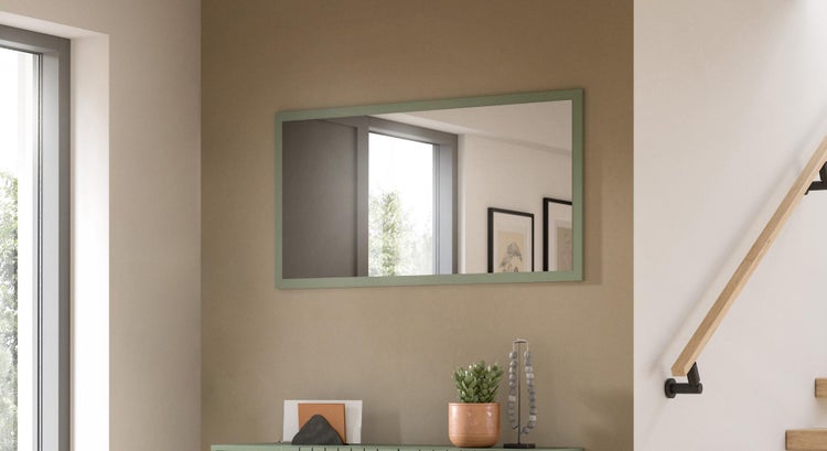 Rechteckiger Spiegel mit Rahmen an der Wand montiert