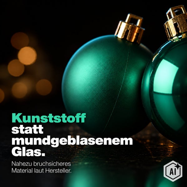 Zwei bruchsichere Weihnachtskugeln aus Kunststoff mit Aufhänger vor dunklem Hintergrund.
