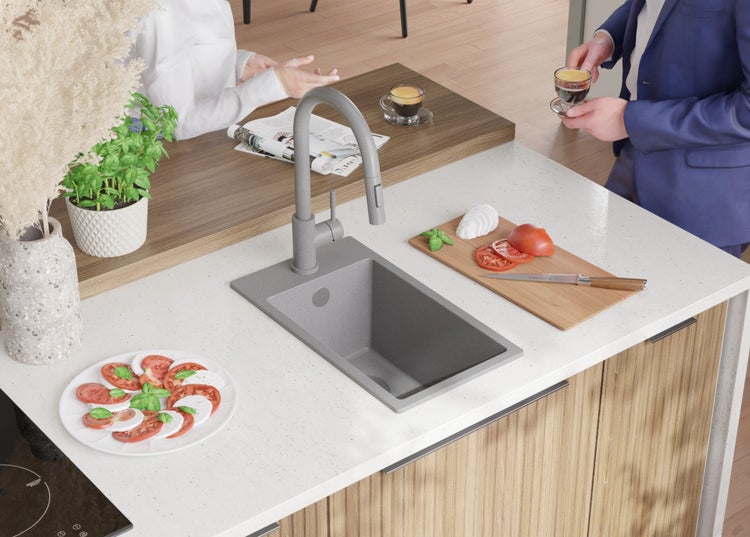 Küchenszene mit Spüle, Armatur und Lebensmitteln zur Zubereitung von Caprese