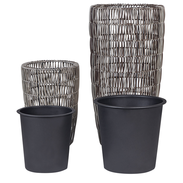 Zwei Pflanzgefäße mit Metalleinsatz