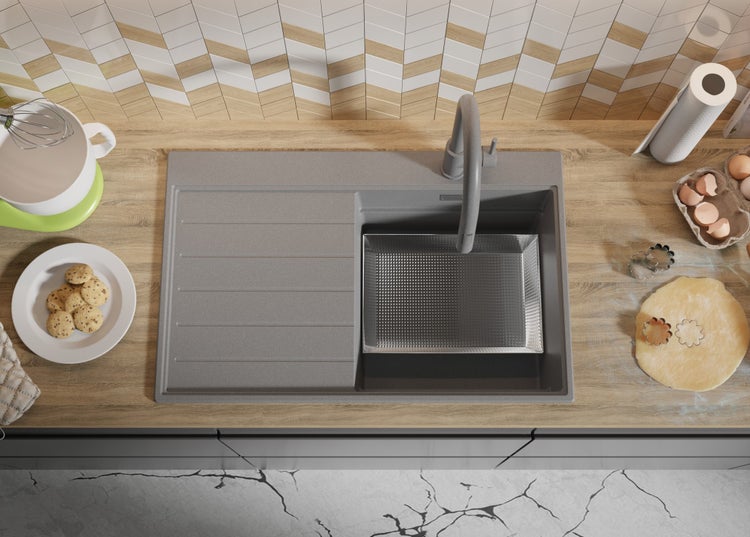 Küchenszene mit Spüle, Armatur und Backutensilien