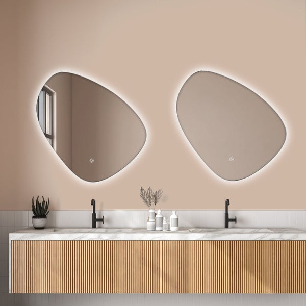Zwei asymmetrische LED Badezimmerspiegel mit integrierter Beleuchtung über einem Waschtisch mit Holzfront und zwei schwarzen Wasserhähnen.