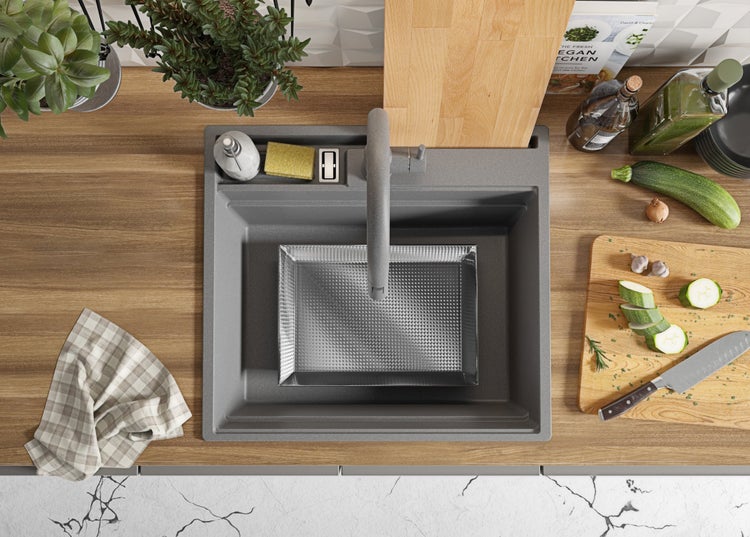 Küchenspüle mit Abtropfschale und Armatur auf einer Küchentheke