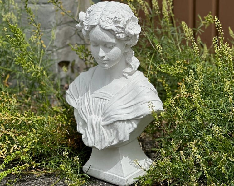 Gartenfigur Frauenbüste aus Stein mit Blumen im Haar als Dekoration für den Garten