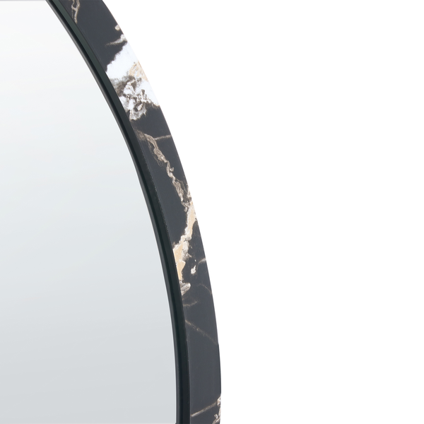 Detailansicht eines runden Spiegels mit marmorähnlichem Rahmen