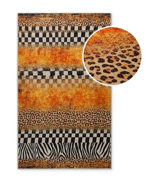 Teppich mit Mustermix aus Tierprints und Karos sowie Detailansicht der Oberflächenstruktur.