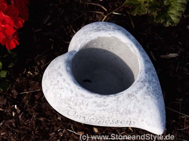 Grabschmuck Pflanzschale in Herzform aus Beton mit der Inschrift Unvergessen