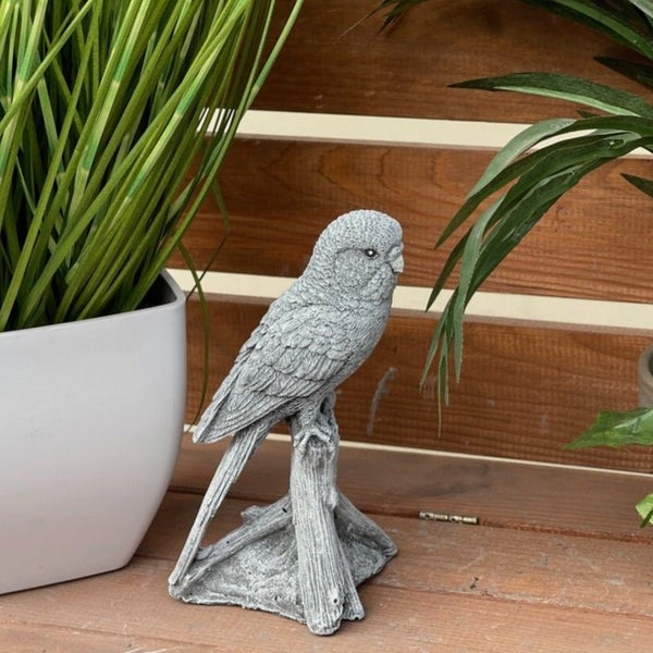 Steinfigur Wellensittich auf einem Ast als dekorative Gartenfigur aus witterungsbeständigem Material