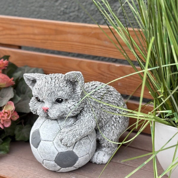 Gartenfigur Katze mit Fußball aus Kunststein als dekorative Dekoration für den Außenbereich