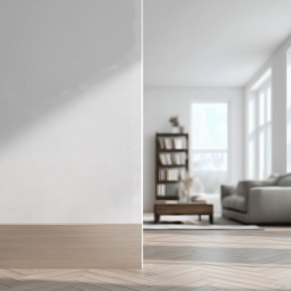 Heller Raum mit Regal, Sofa und Holzboden
