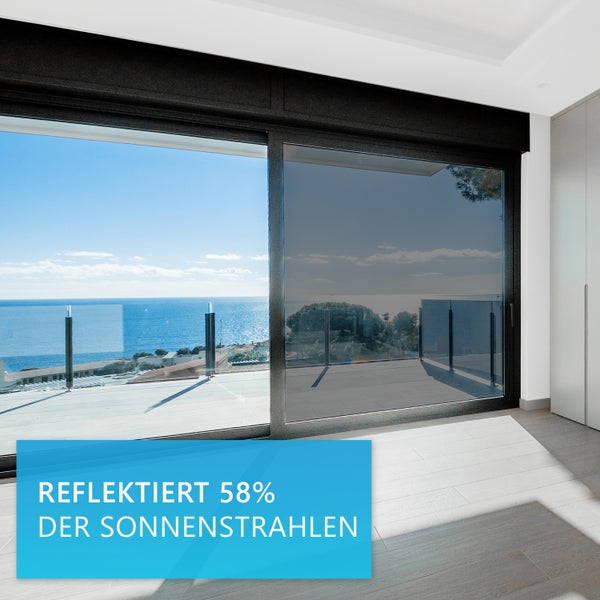 Sonnenschutzfolie auf einer Glasschiebetür reflektiert 58 Prozent der Sonnenstrahlen.