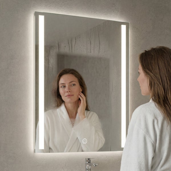 Rechteckiger Badezimmerspiegel mit integrierter LED Beleuchtung und Antifog Funktion in einem Badezimmer.