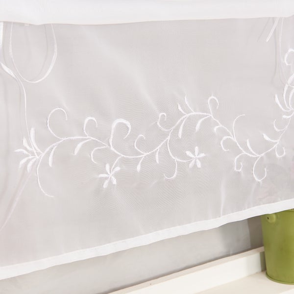 Gardine mit floraler Stickerei