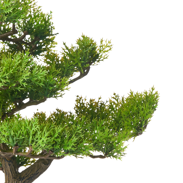 Kunstbaum mit grünen Blättern