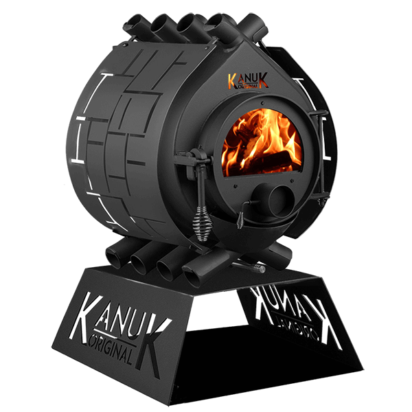 Schwarzer Kanuk Kaminofen mit brennendem Holz, Konvektionsrohren, runder Glasscheibe und Untergestell mit Kanuk Logo.