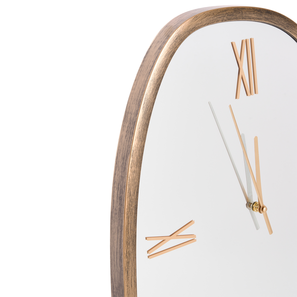 Detailansicht einer Wanduhr mit römischen Ziffern und Zeigern