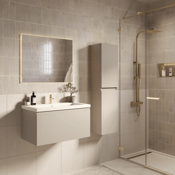 Modernes Badezimmer mit Waschtischunterschrank, beleuchtetem Spiegel, Hochschrank und begehbarer Dusche mit goldfarbenen Armaturen.