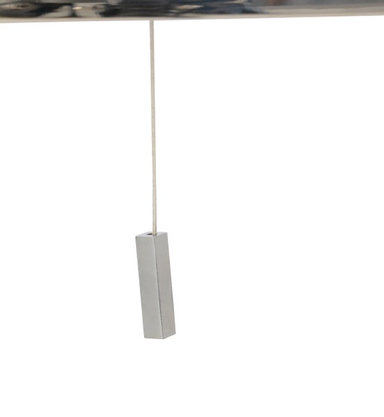 Ein Schlafzimmer mit einem Bett, einem Nachttisch und einer Stehlampe.