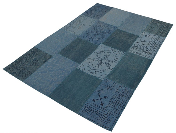 Rechteckiger Patchwork-Teppich in verschiedenen Blautönen mit geometrischen Mustern und ethnischen Motiven.