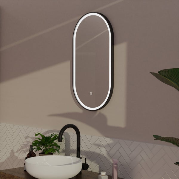 Ovaler LED Wandspiegel mit integrierter Beleuchtung in einem modernen Badezimmer über einem Waschbecken.