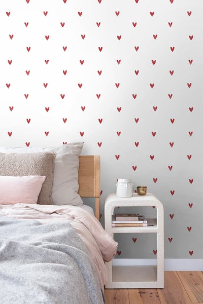 Schlafzimmer mit Wandtapete mit Herzmuster