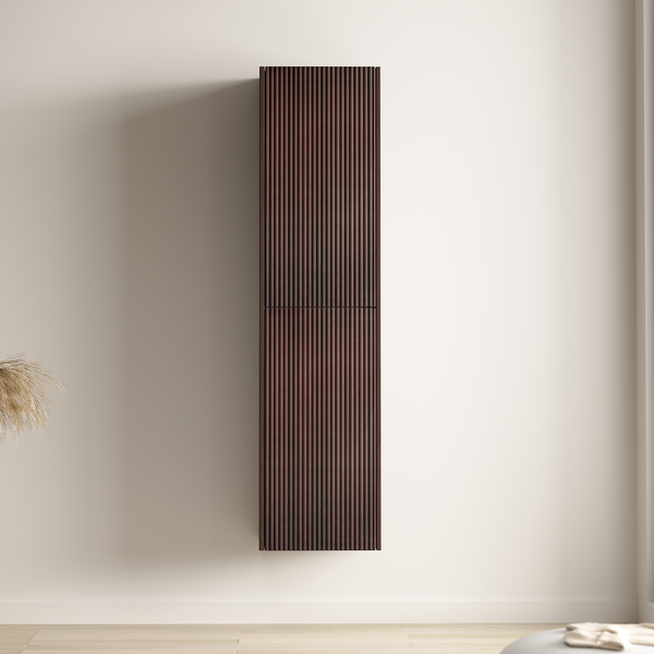 Hängender Badezimmerschrank in dunkelbrauner geriffelter Optik für eine moderne Einrichtung.