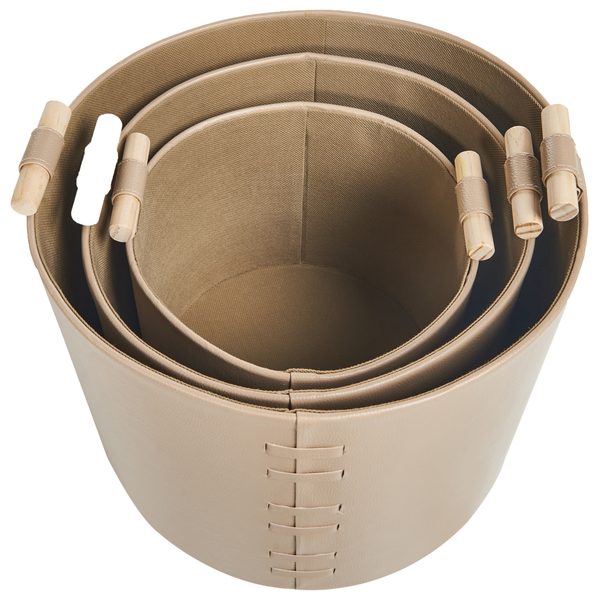 Drei runde Aufbewahrungskörbe aus Kunstleder mit Holzgriffen ineinander gestapelt