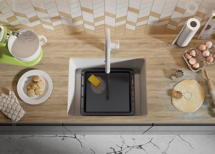 Küchenszene mit Spüle, Backblech, Teig und Küchengeräten für Backwaren