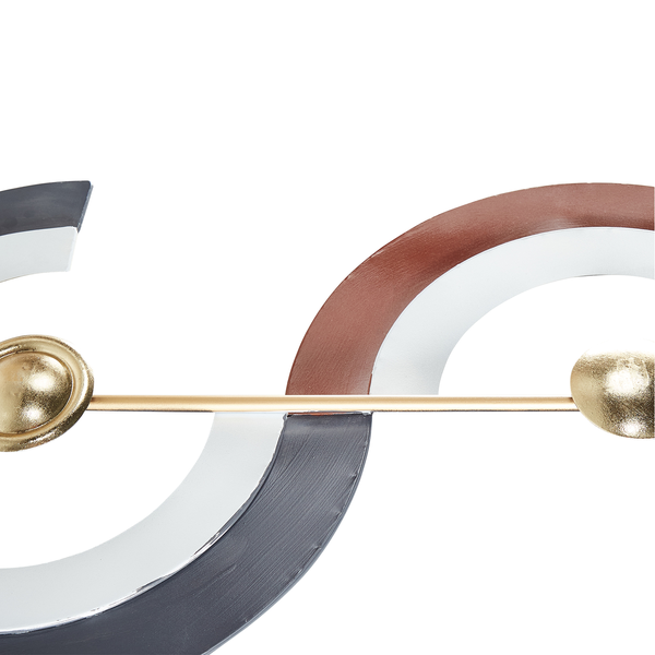 Dekorative Wandkunst mit geometrischen Formen und Metallelementen