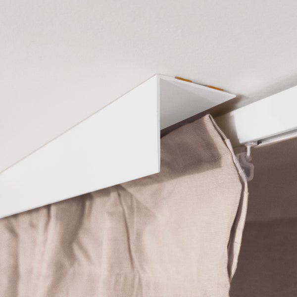 Deckenmontierte Gardinenschiene mit Vorhang
