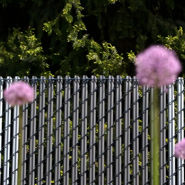 Sichtschutzzaun mit Lamellen und Dekoration im Garten