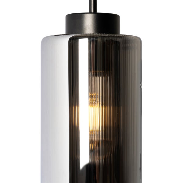 Nahaufnahme einer zylindrischen Pendelleuchte mit geripptem Glas