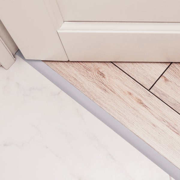 Übergangsprofil zwischen Marmorfliesen und Holzboden