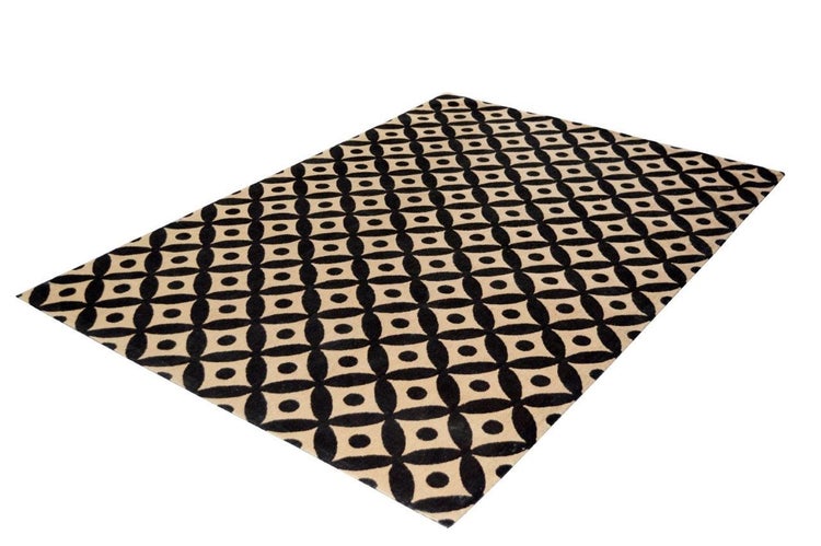 Rechteckiger Teppich mit geometrischem Muster aus schwarzen Kreisen in cremefarbenen Quadraten.