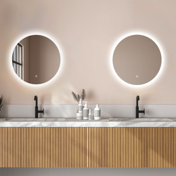 Modernes Doppelwaschbecken mit LED beleuchteten runden Wandspiegeln und Holzunterschrank in einem eleganten Badezimmer.