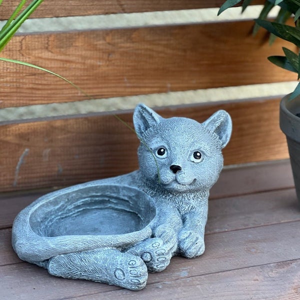 Pflanzgefäß in Form einer liegenden Katze aus Stein für den Garten