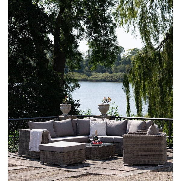 Gartensitzgruppe mit Lounge-Sofa, Sessel, Hocker und Tisch auf Terrasse