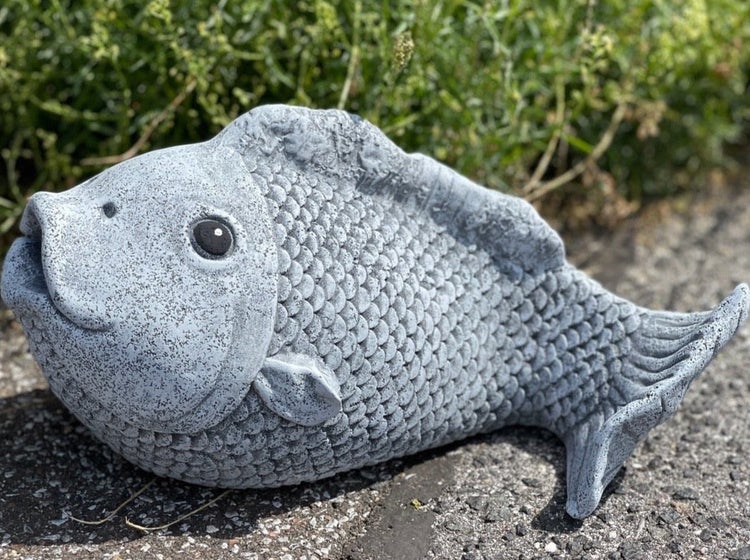 Dekorative Gartenfigur Fisch aus Steinguss für die Gartengestaltung